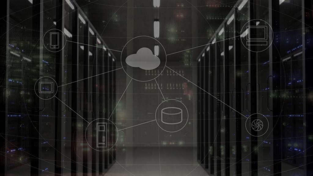 Dunkles Bild eines Serverraums mit einer übergelegten Dartstellung einer Cloud, mobilen Endgeräten und Datenbanken.